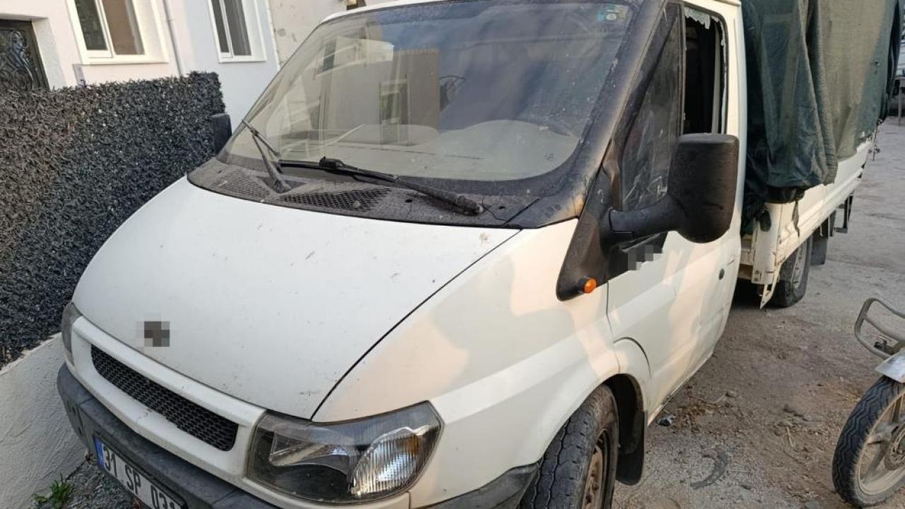 3 Pazarcının Aracının Camını Kırdı