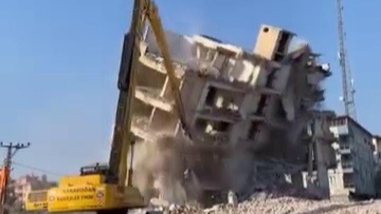 6 Katlı Bina Yerle Bir Oldu