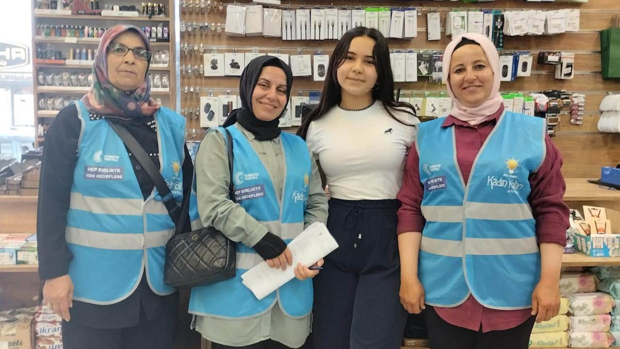 AK Parti Antakya Kadın Kolları Sahada