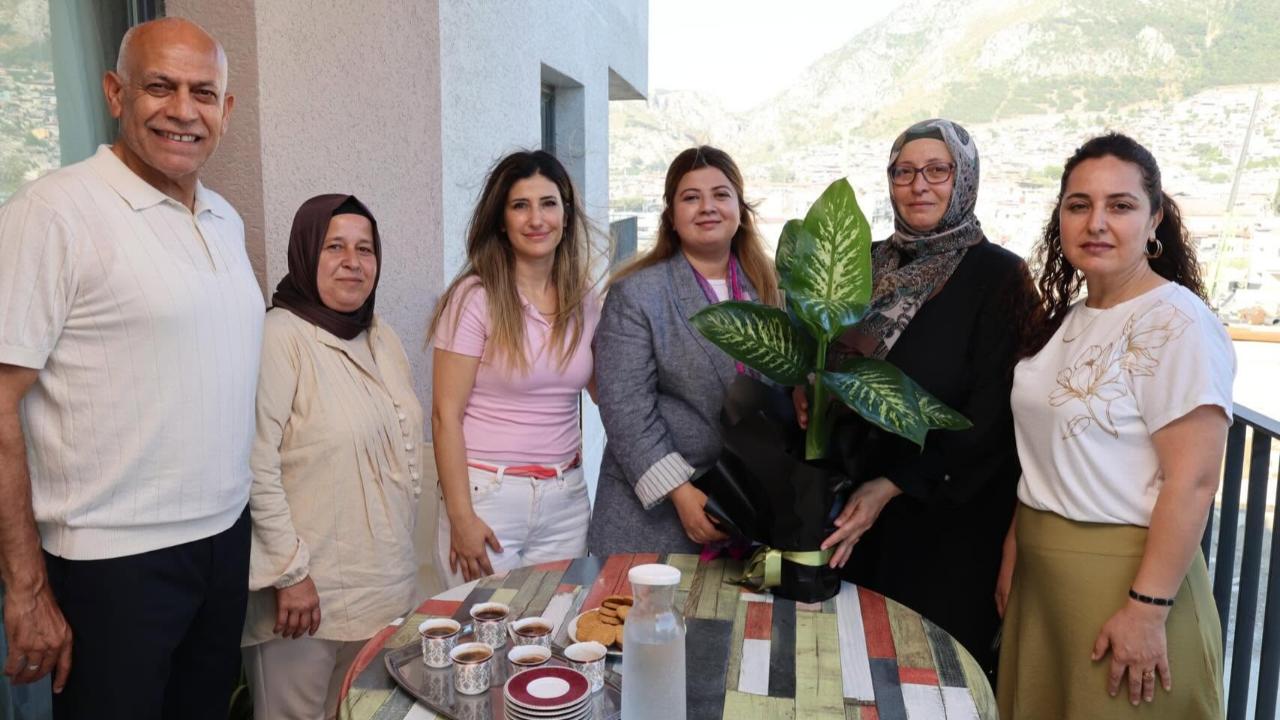 AK Parti Hatay Kadın Kolları’ndan Yeni Yuvasına Kavuşan Aileye Ziyaret