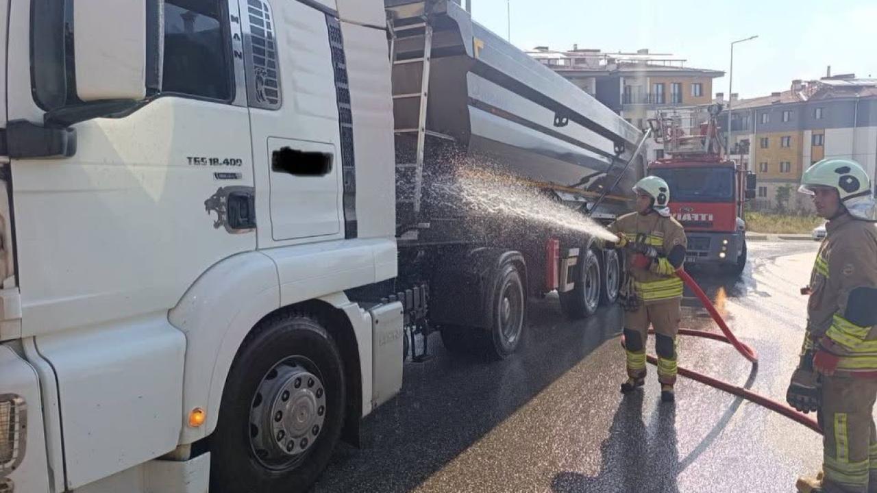 Antakya'da Seyir Halindeki Tır Alevlere Teslim Oldu