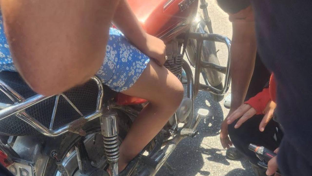 Ayağı Motosikletin Tekerine Sıkışan Vatandaş İtfaiye Ekiplerince Kurtarıldı