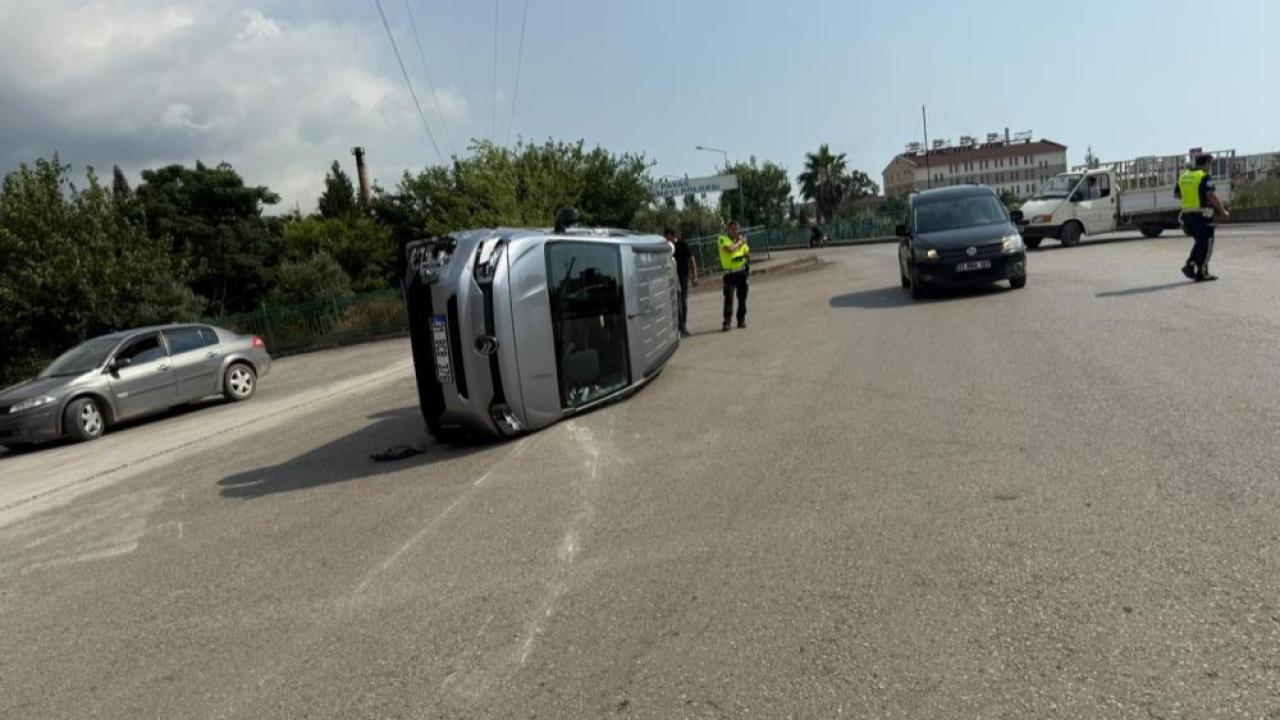 Çarpışan İki Otomobilden Biri Yan Yattı