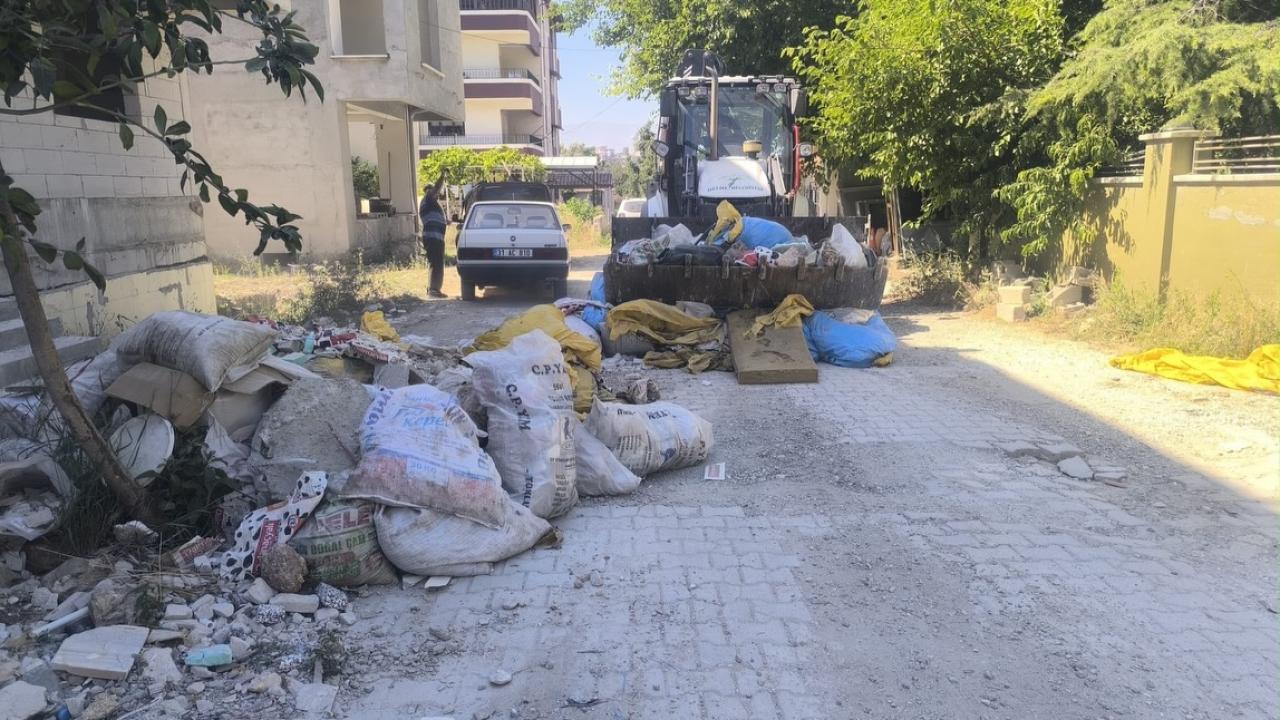 Defne’de Temizlik Mesaisi Aralıksız Sürüyor