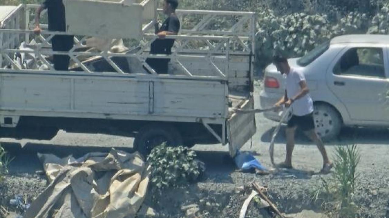 Dereye Kamyon Dolusu Atık Malzeme Döktüler