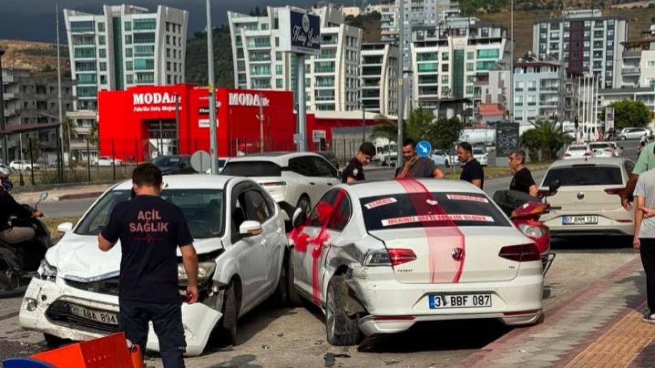 Gelin Arabası Kaza Yaptı; 1 Kişi Yaralandı