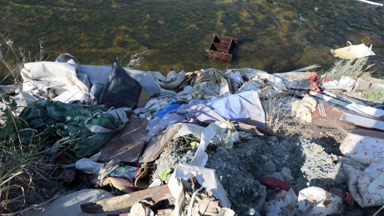 Hatay'da Dereye Atık Dökme Görüntülendi