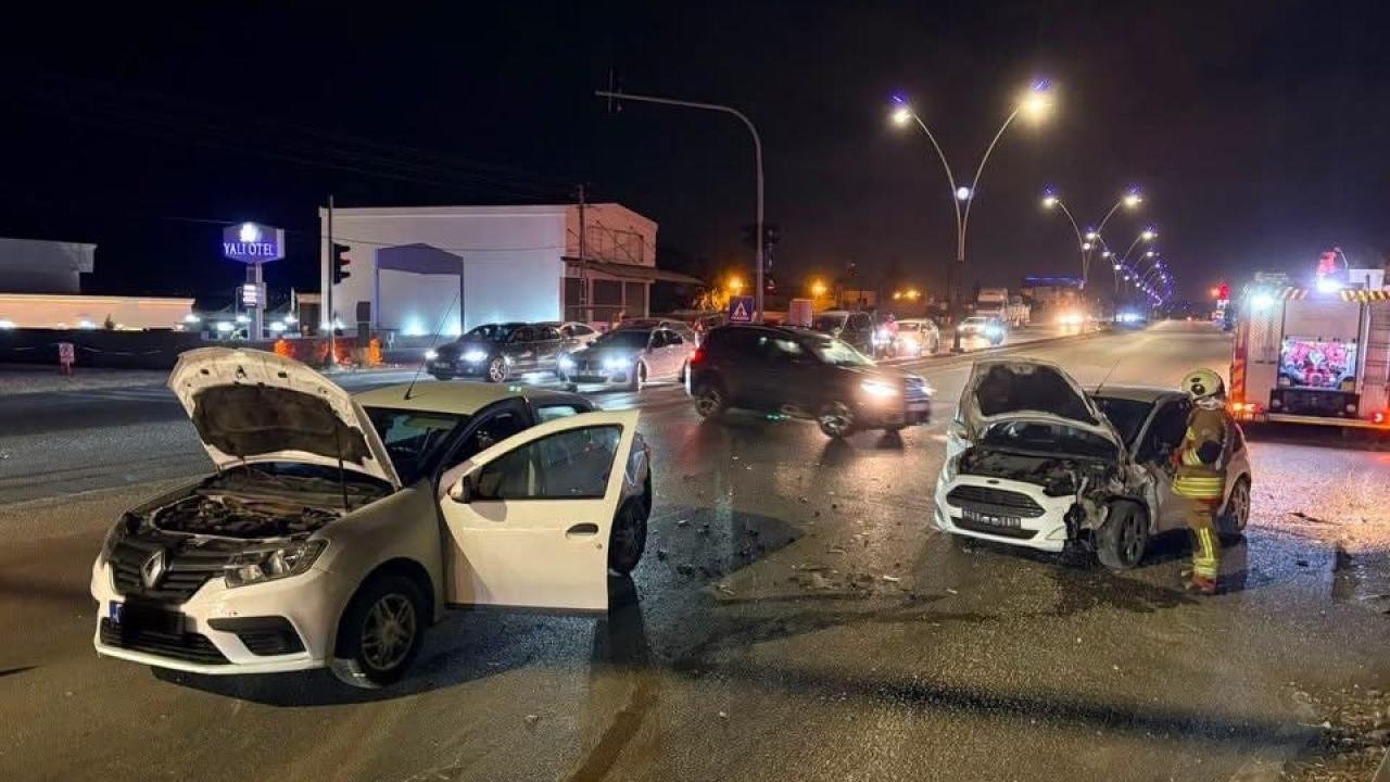 İki Otomobil Çarpıştı; 2 Kişi Yaralandı