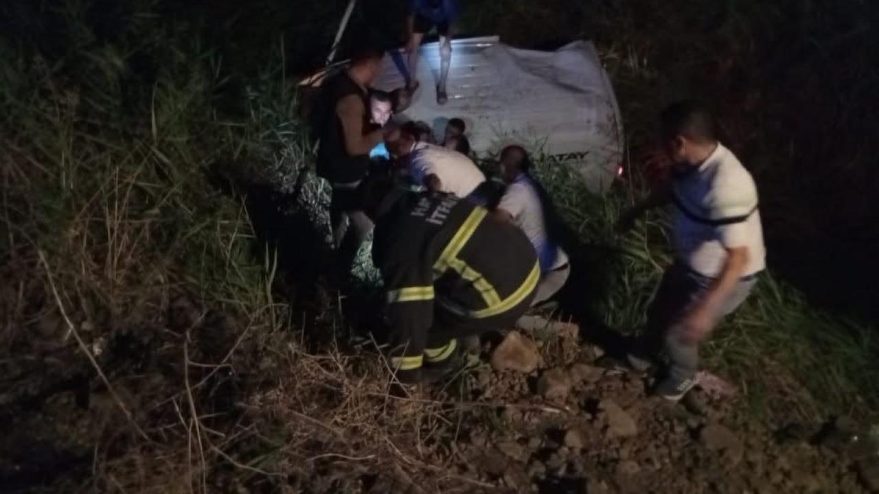Kamyonet Şarampole Uçtu: 3 Yaralı