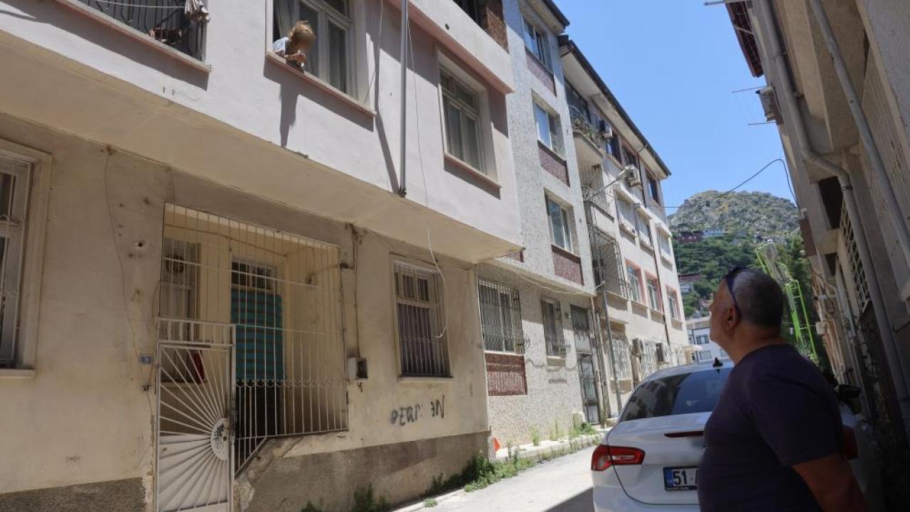 Yaşlı Kadının Bağırışları Mahallenin Vicdanını Sızlatıyor