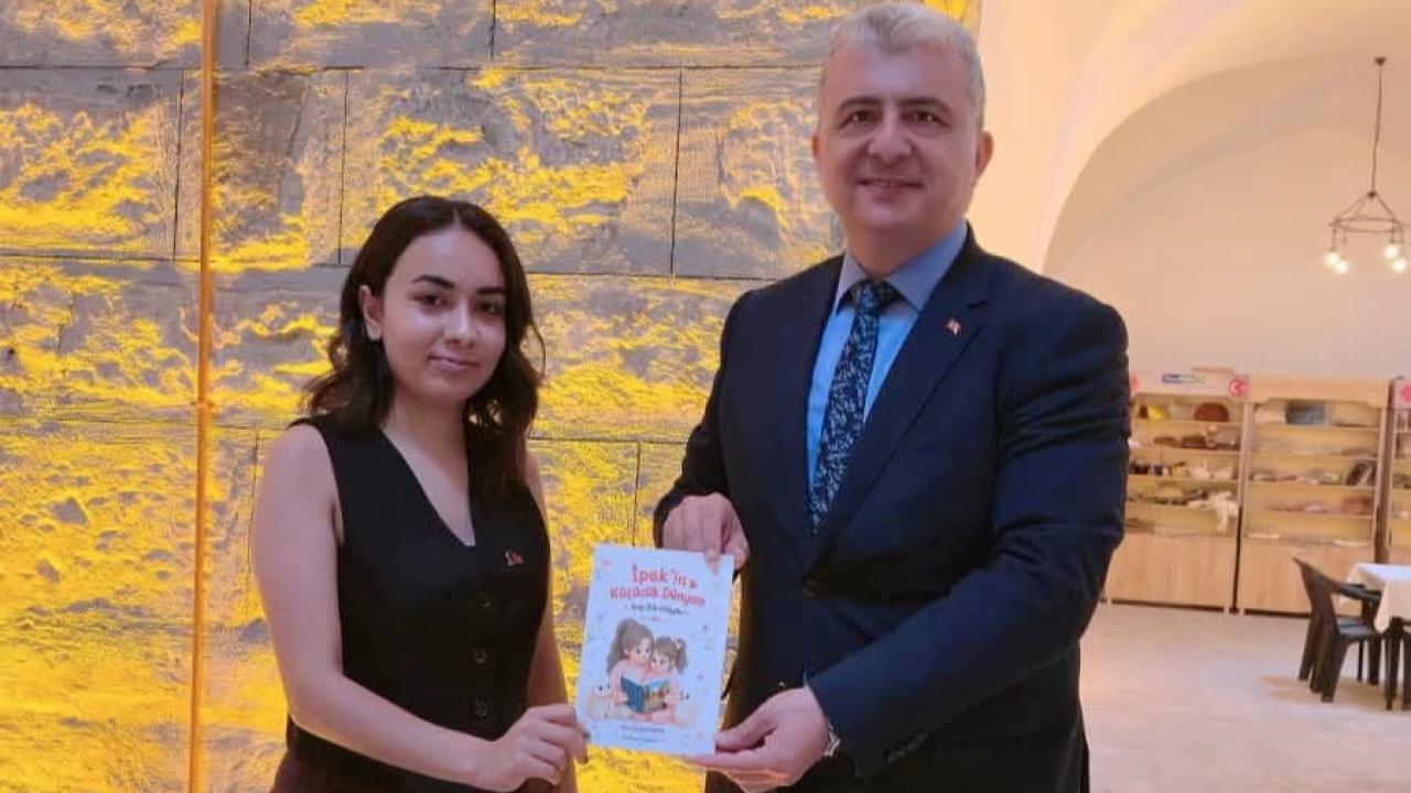 Yazar İlayda Çalışkan, İpek'in Küçücük Dünyası Kitabını Örgüt’e Hediye Etti